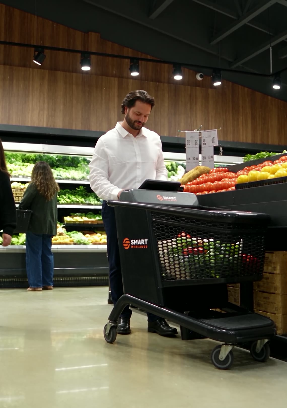 Cliente escolhendo tomates em um corredor de supermercado iluminado